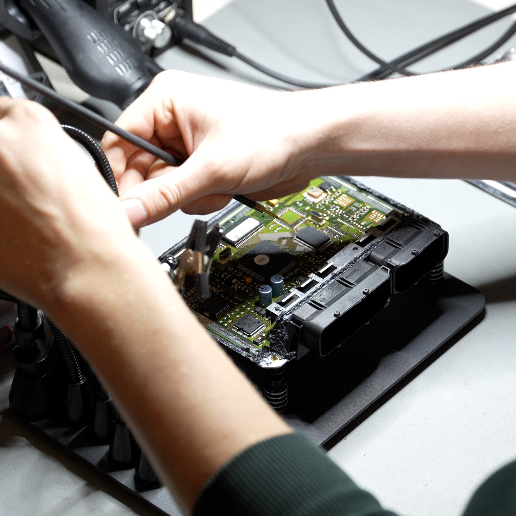 Analyse einer Motorsoftware am Laptop